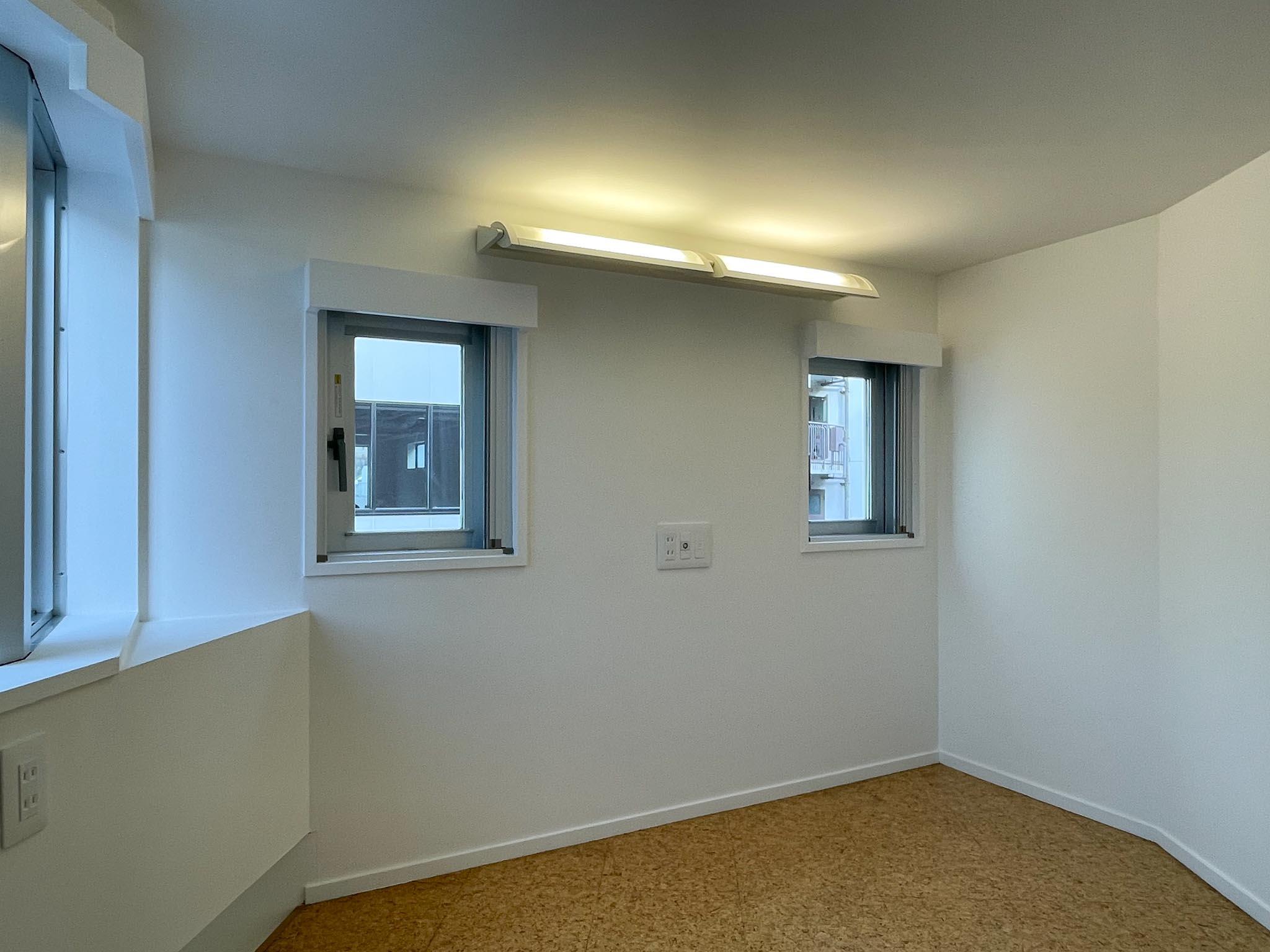 渋谷区千駄ヶ谷の賃貸物件/ハシゴを上った先にはロフトがあります。天井は低めなので、少し屈みながら移動する形になりますが、布団を敷いて寝室として使うイメージです