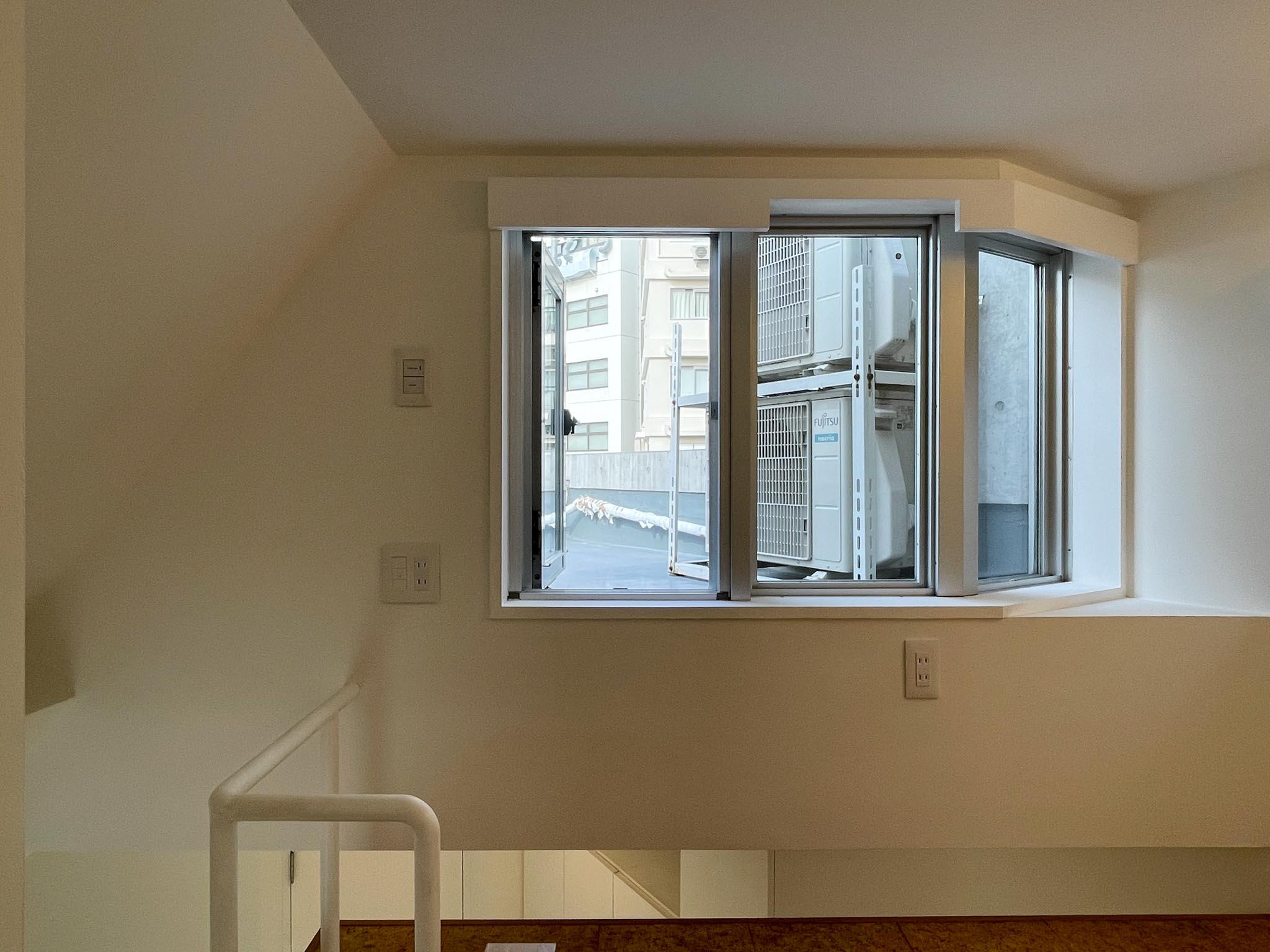 渋谷区千駄ヶ谷の賃貸物件/窓から屋上へ出ることはできますが、スペースがかなり小さく、出入りはやや不便です