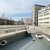 渋谷区千駄ヶ谷の賃貸物件/三角形の屋上で、柵はかなり低めのため注植物などを置く場合も、風で飛ばされないよう十分な注意が必要です