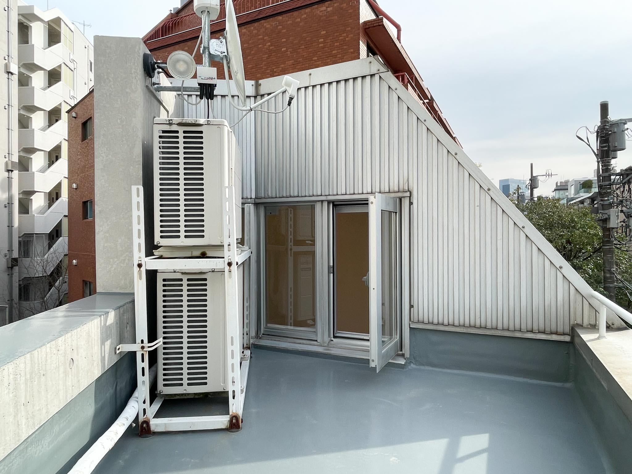 渋谷区千駄ヶ谷の賃貸物件/エアコンの室外機と並べて見ることで、窓のサイズ感がお分かりいただけるかと思います