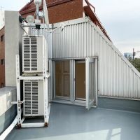 渋谷区千駄ヶ谷の賃貸物件/エアコンの室外機と並べて見ることで、窓のサイズ感がお分かりいただけるかと思います