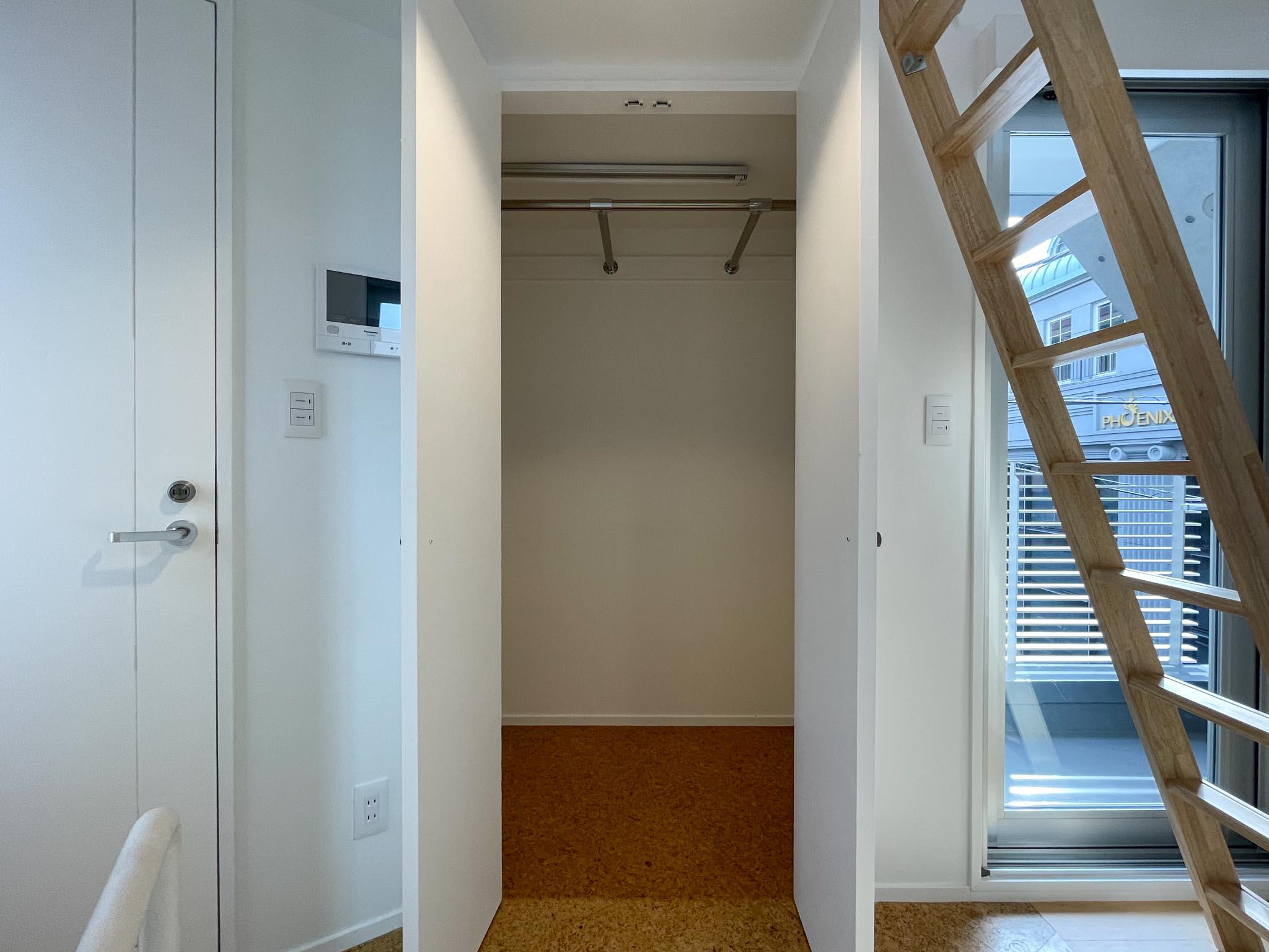 渋谷区千駄ヶ谷の賃貸物件/3F：大きめのクローゼットはハシゴの下にあります