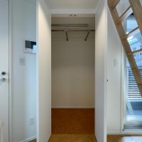 渋谷区千駄ヶ谷の賃貸物件/3F：大きめのクローゼットはハシゴの下にあります