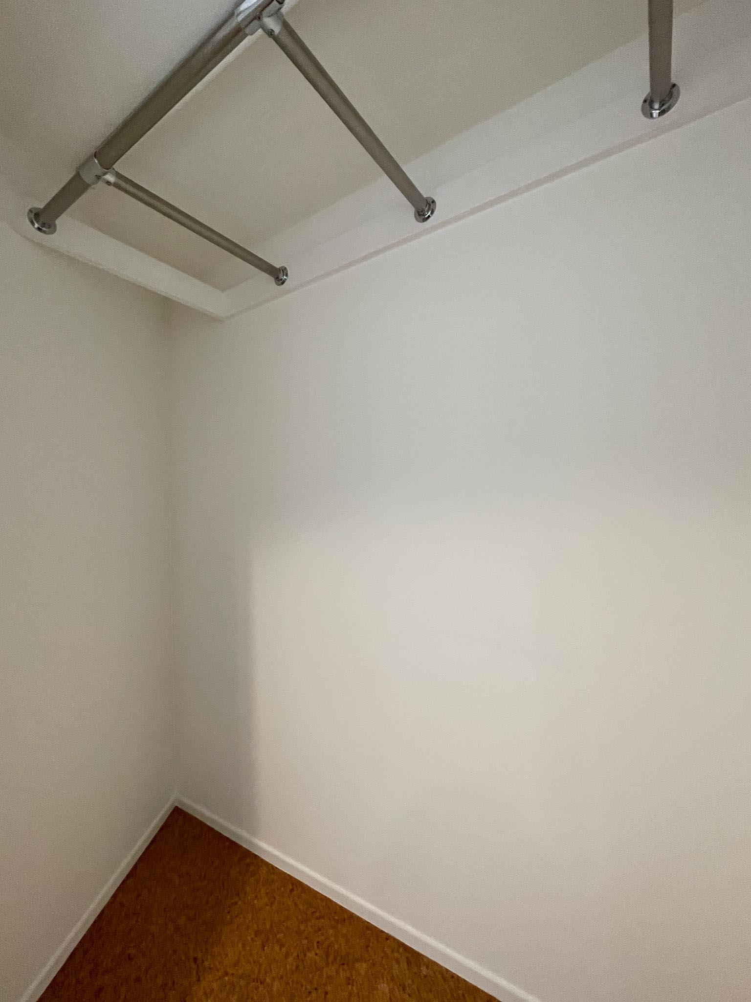 渋谷区千駄ヶ谷の賃貸物件/3F：大型の押し入れ1つ分相当の収納量を備えた、ゆとりあるクローゼットです