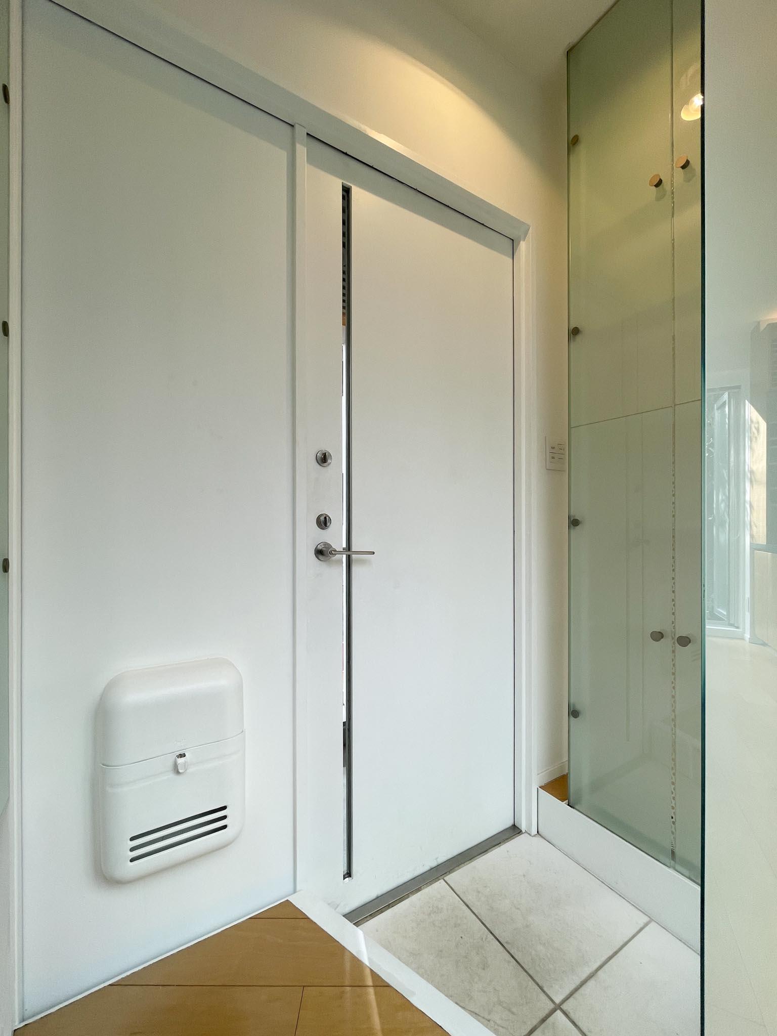 渋谷区千駄ヶ谷の賃貸物件/2F：玄関。ガラス製の靴箱に、飾るように靴を収納します