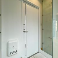 渋谷区千駄ヶ谷の賃貸物件/2F：玄関。ガラス製の靴箱に、飾るように靴を収納します