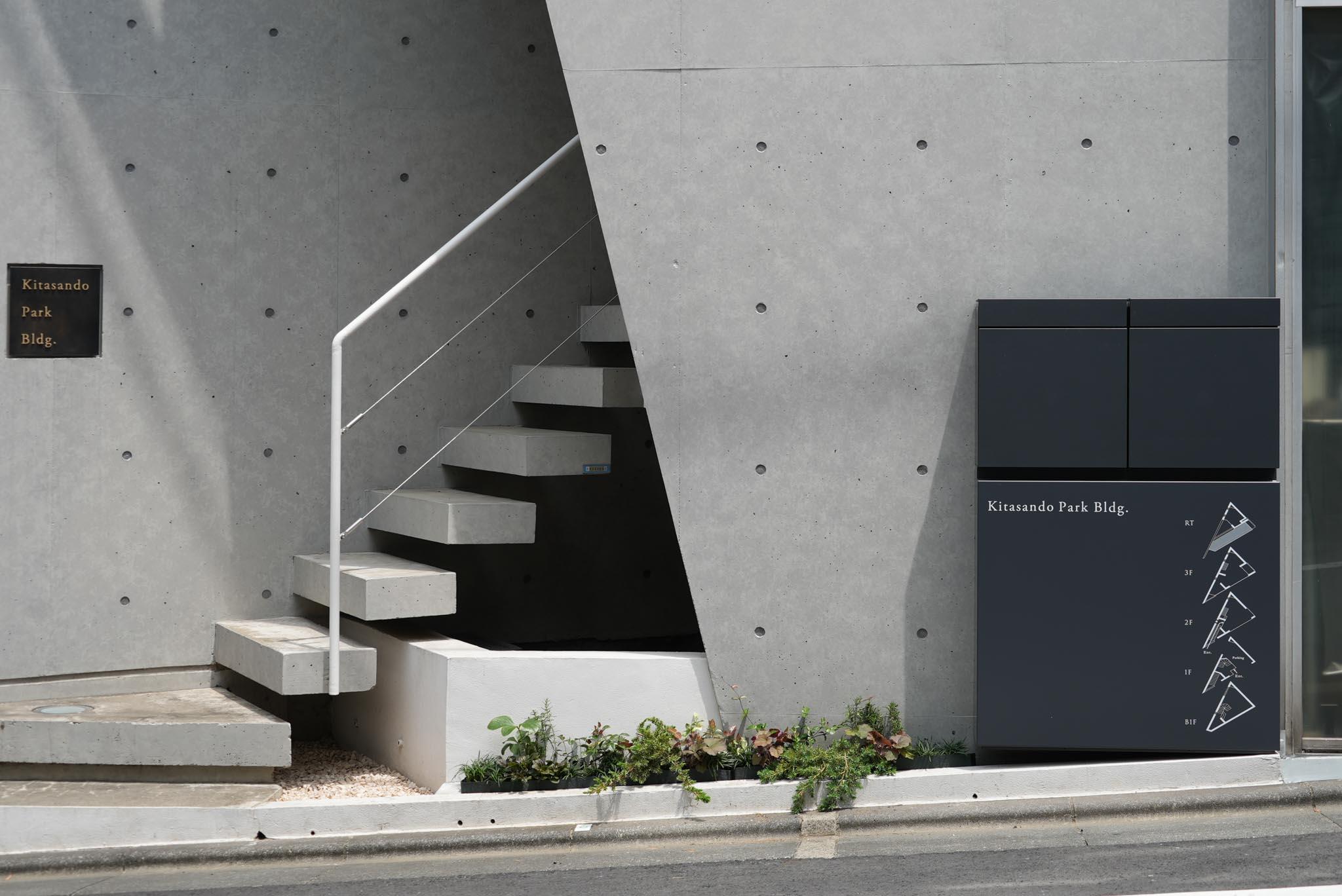 渋谷区千駄ヶ谷の賃貸物件/オーナーがご自身で用意された建物の看板で、デザインも手がけられています