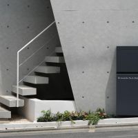 渋谷区千駄ヶ谷の賃貸物件/オーナーがご自身で用意された建物の看板で、デザインも手がけられています