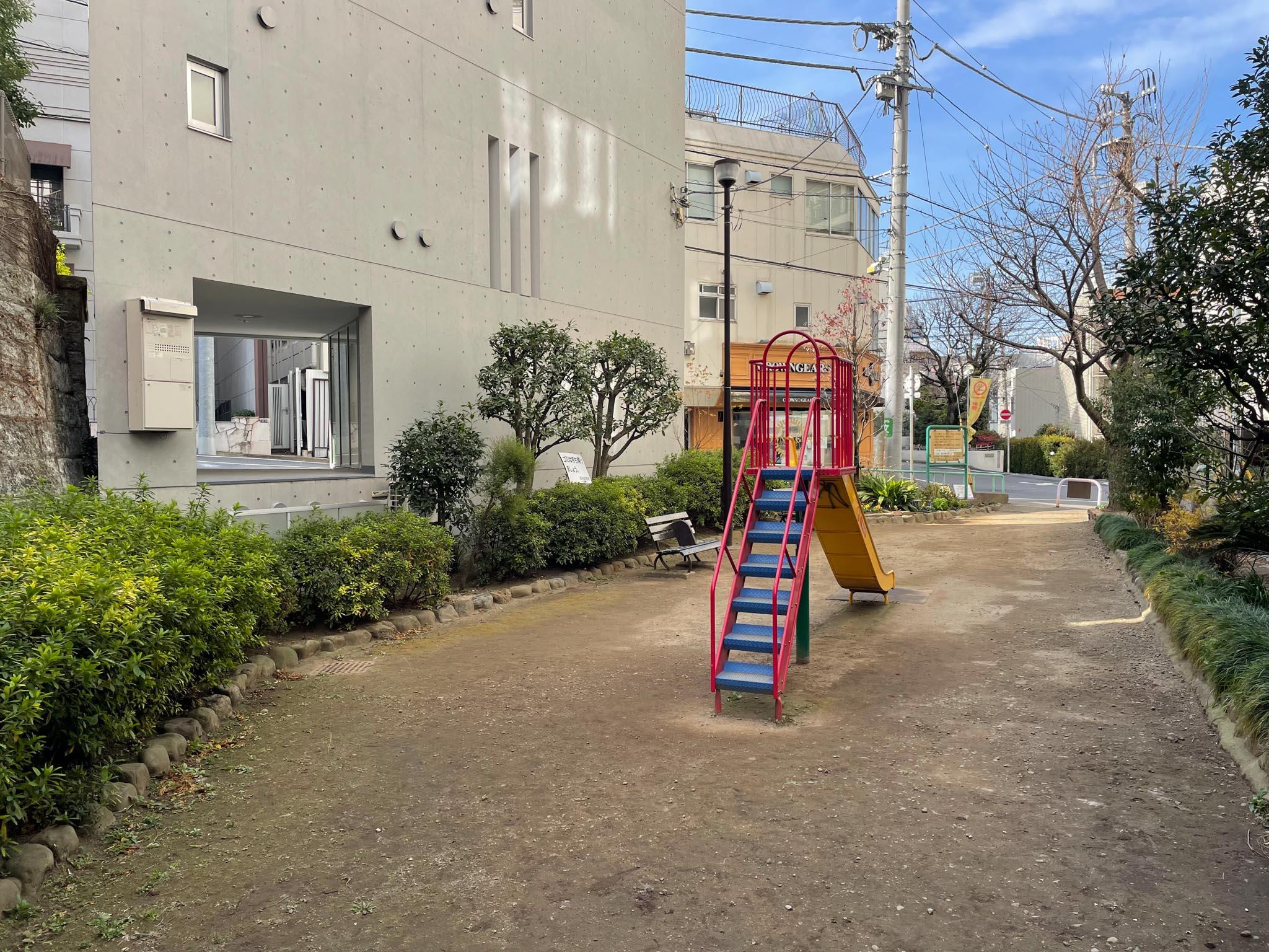 渋谷区千駄ヶ谷の賃貸物件/建物の東側は小さな公園。ちょっとした休憩スポットとして使われています
