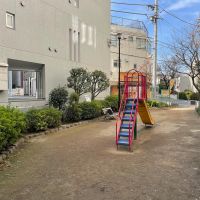 渋谷区千駄ヶ谷の賃貸物件/建物の東側は小さな公園。ちょっとした休憩スポットとして使われています
