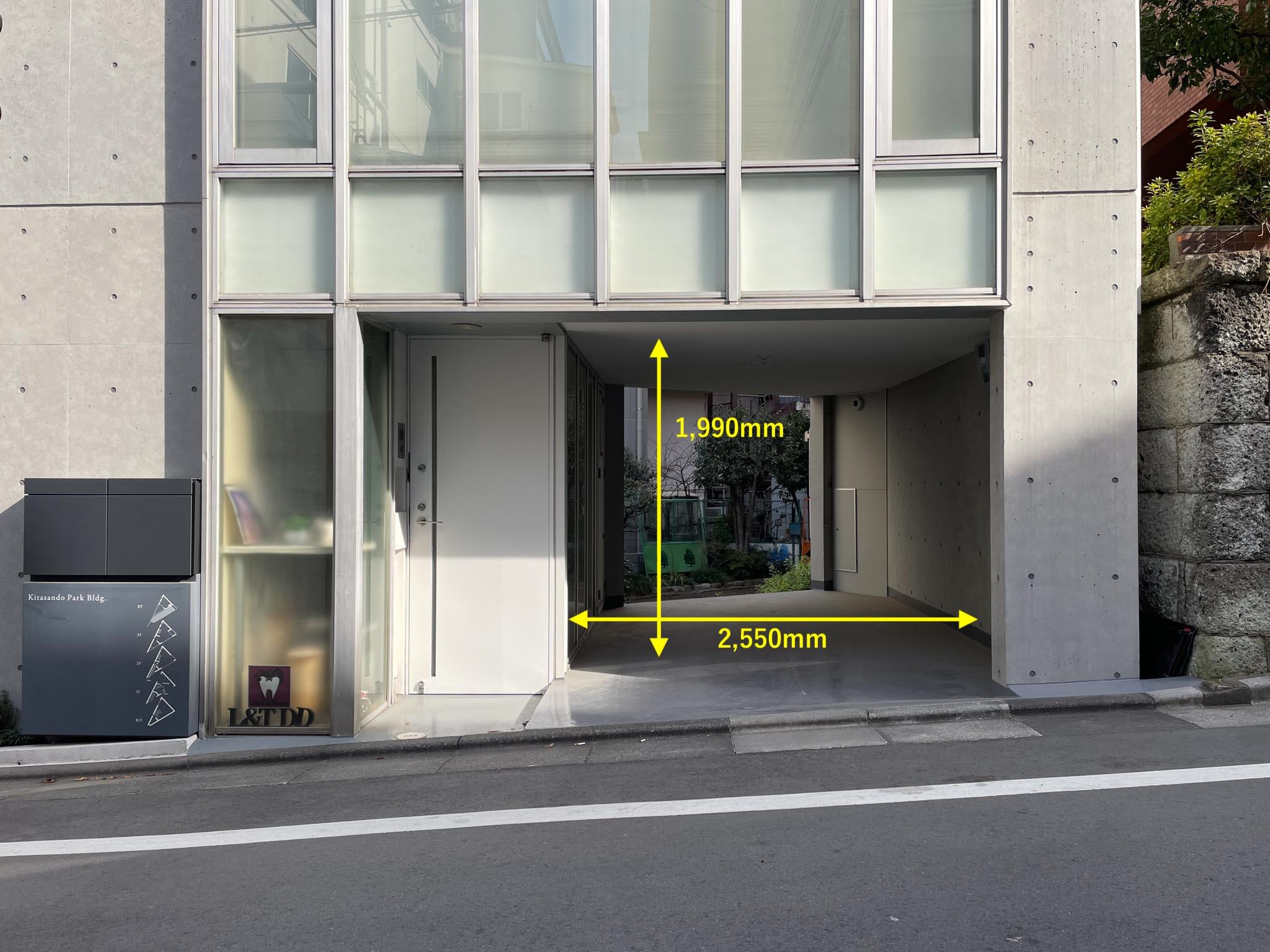 渋谷区千駄ヶ谷の賃貸物件/駐車スぺースは小型車限定のサイズ感です