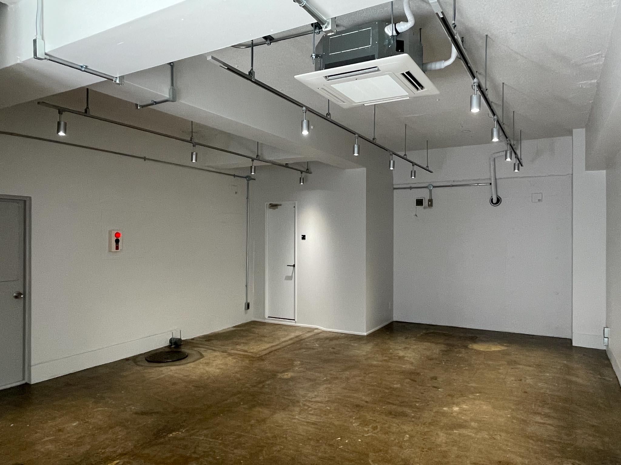 品川区上大崎の賃貸物件/1F：天高約3mの開放感ある大空間。建物の印象を象徴する、まさに&ldquo;顔&rdquo;となるフロアです