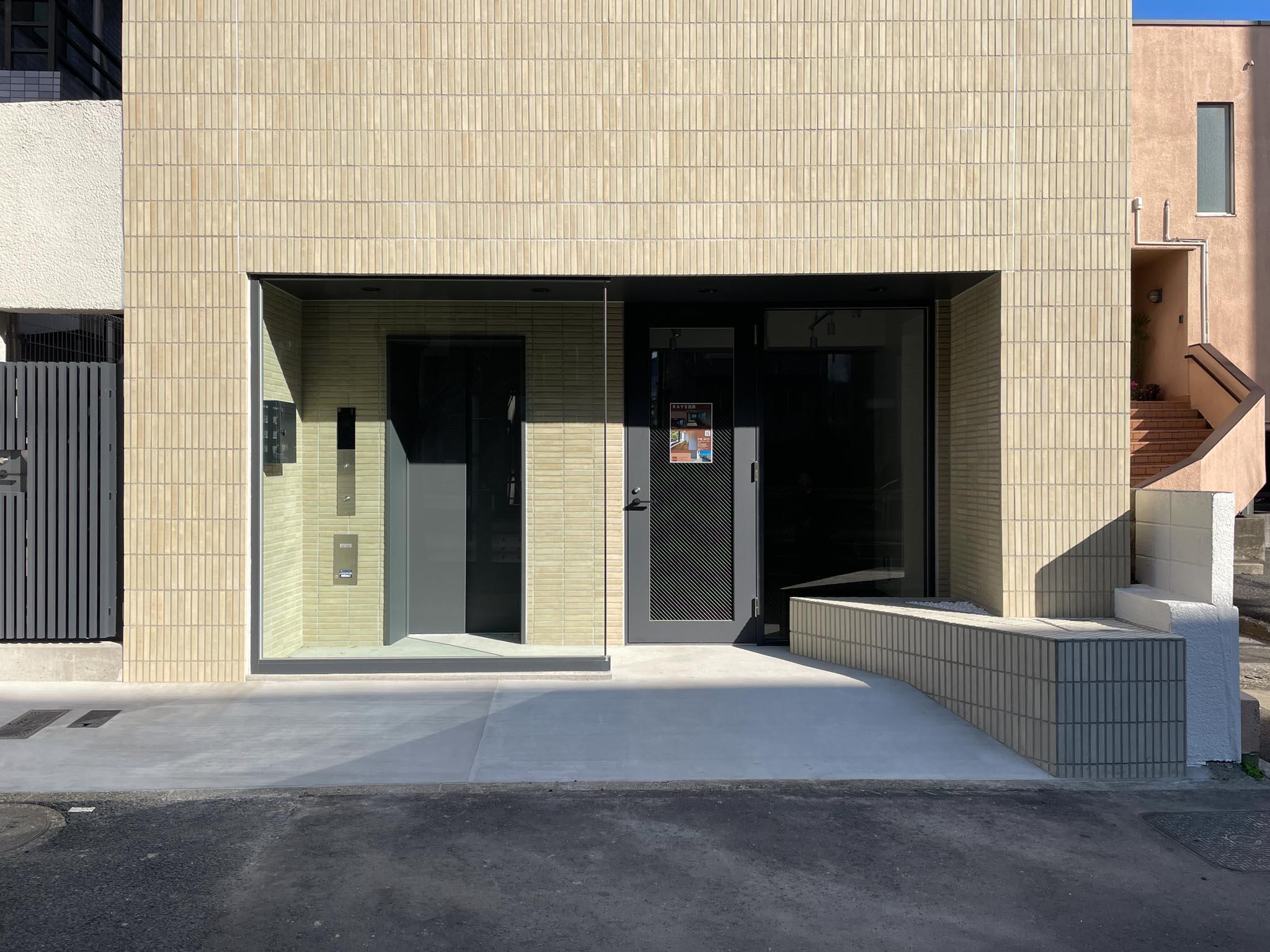 品川区上大崎の賃貸物件/建物に向かって右側に1階の入り口。左側にエレベーターがあります