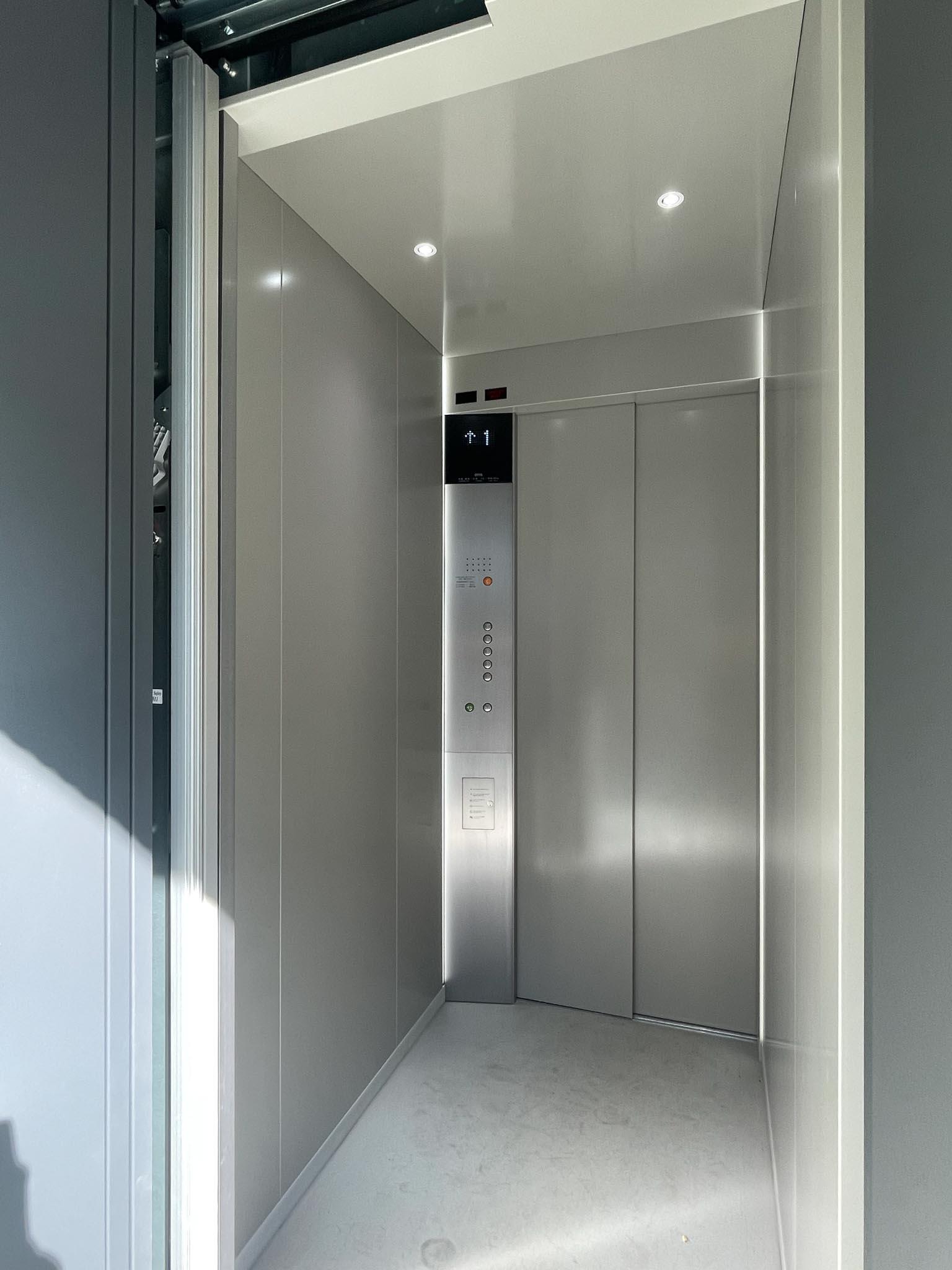 品川区上大崎の賃貸物件/エレベーターは両開き仕様となっています