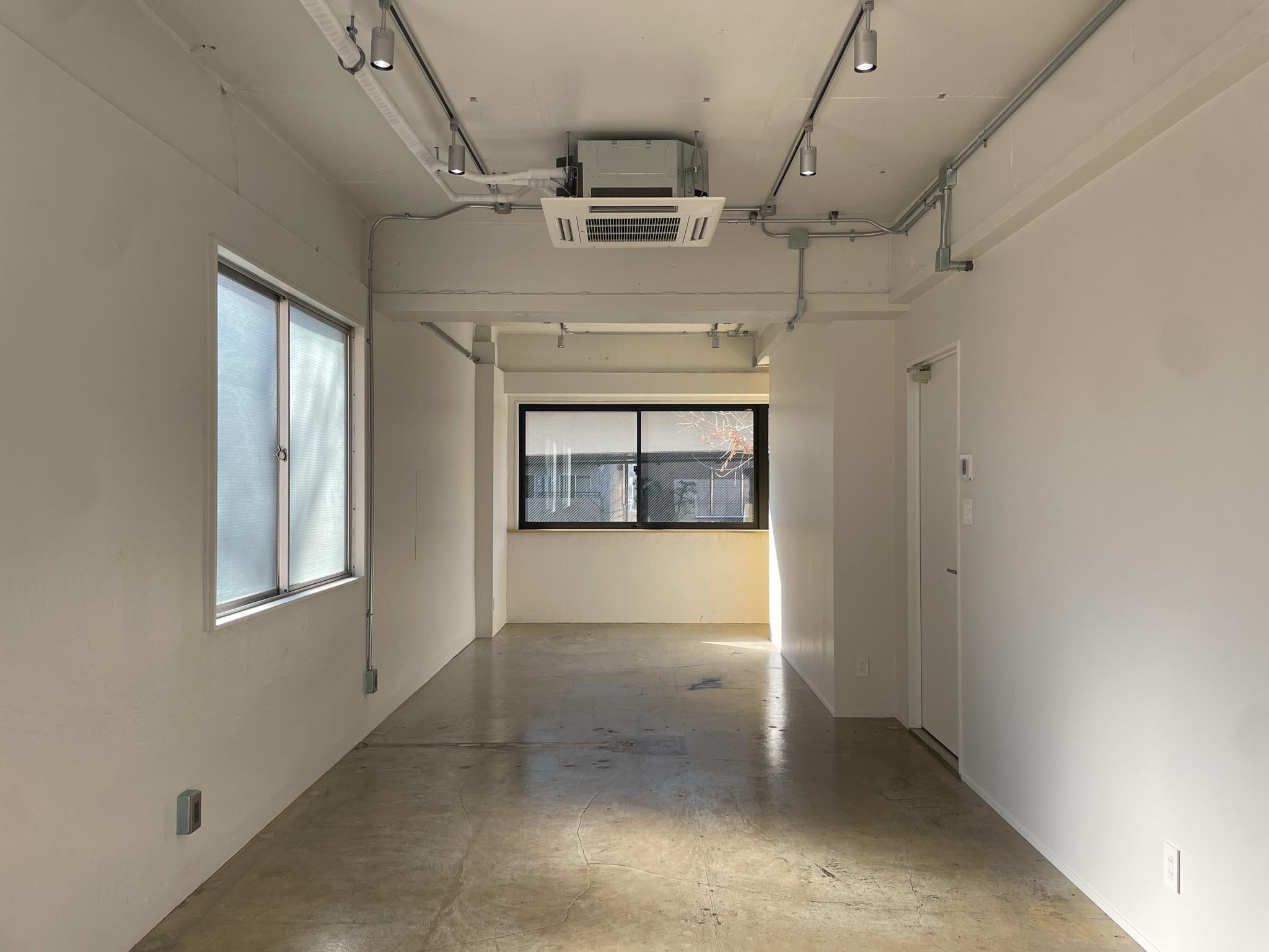 品川区上大崎の賃貸物件/2F：白塗装とモルタル床を組み合わせた内装で、整っていて馴染みやすい空間です