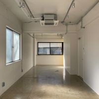 品川区上大崎の賃貸物件/2F：白塗装とモルタル床を組み合わせた内装で、整っていて馴染みやすい空間です