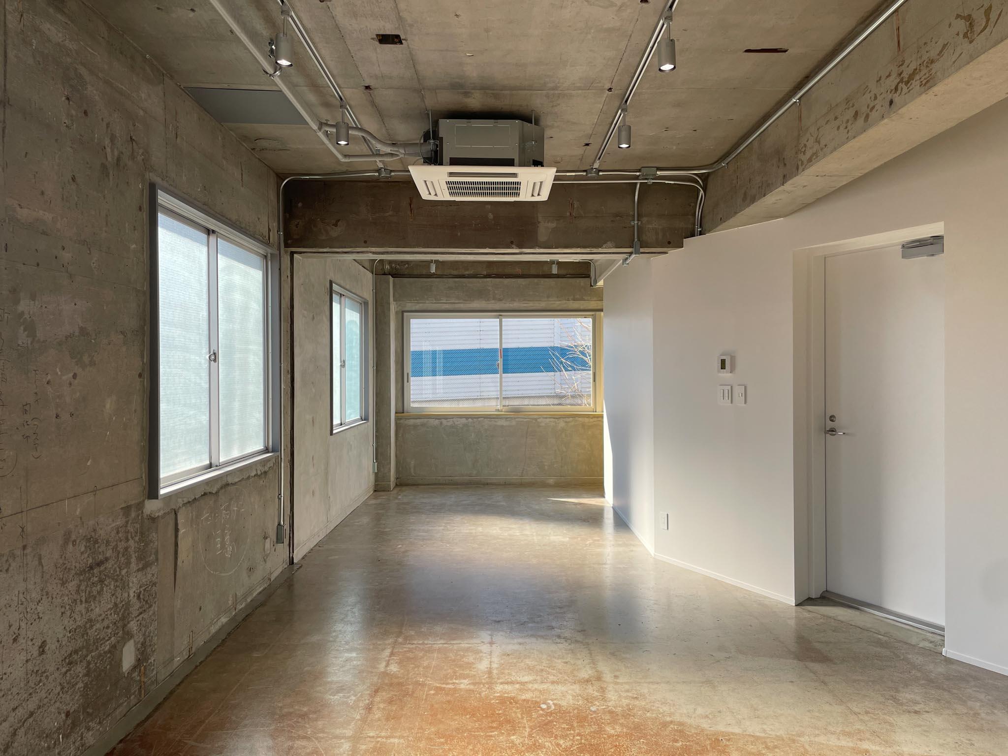 品川区上大崎の賃貸物件/3F：コンクリート面を多く用いた内装で、無骨さの中にスタイリッシュさを感じさせます