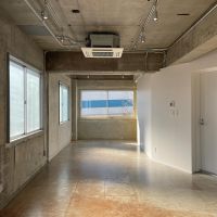 品川区上大崎の賃貸物件/3F：コンクリート面を多く用いた内装で、無骨さの中にスタイリッシュさを感じさせます