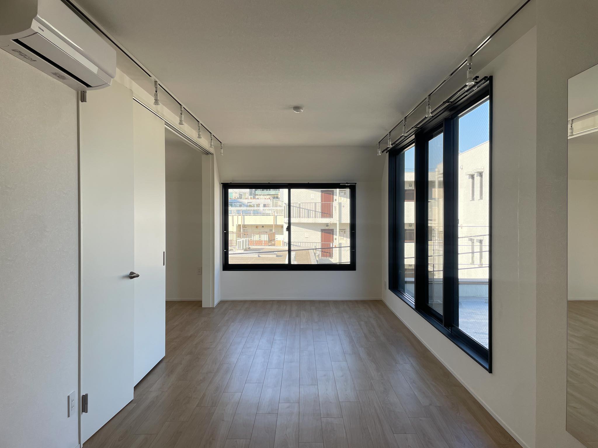 中野区新井の賃貸物件/照明は天井端にライティングレールを設け、空間をすっきりと演出しています