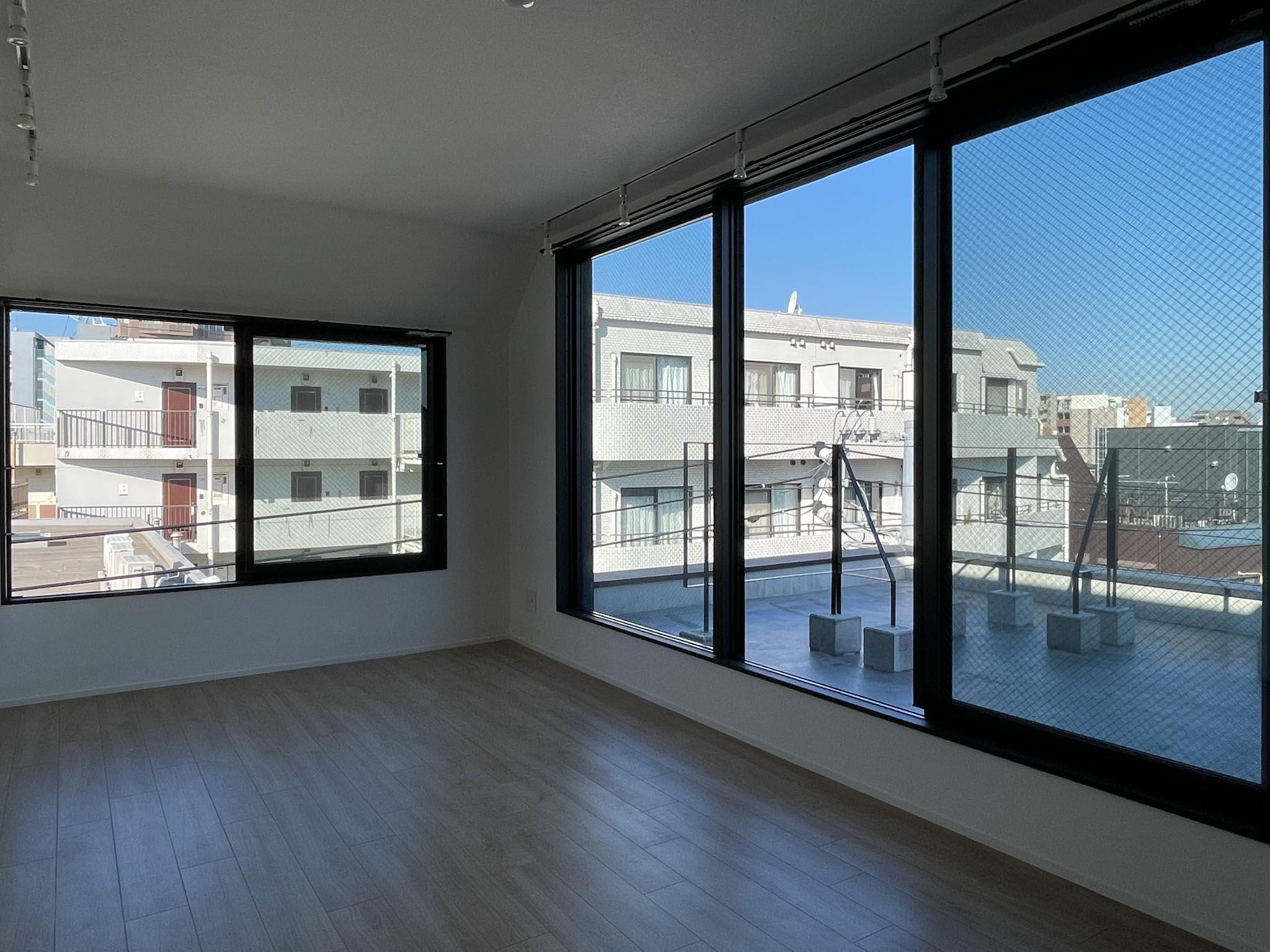 中野区新井の賃貸物件/リビングの西側の開放感がたまらない。一方で、向かいの建物からの視線が気になる方もいらっしゃるかもしれません