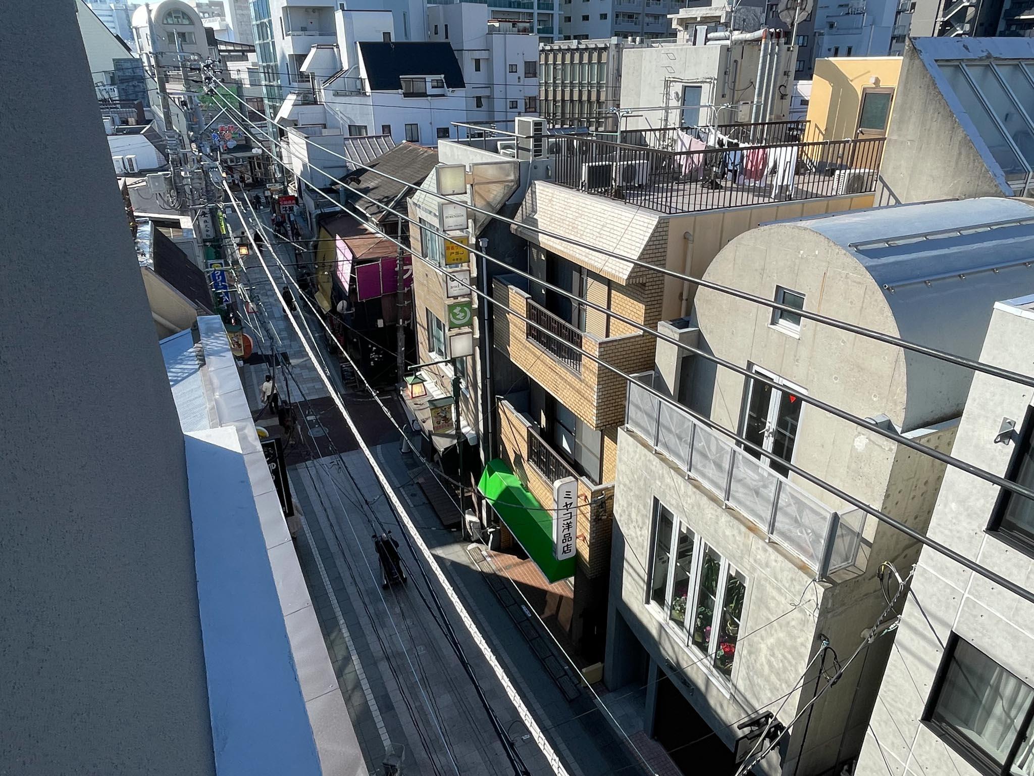 中野区新井の賃貸物件/見下ろすと&rdquo;薬師あいロード&rdquo;が見えます。中野駅から少し離れた、のどかな商店街です