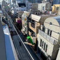 中野区新井の賃貸物件/見下ろすと&rdquo;薬師あいロード&rdquo;が見えます。中野駅から少し離れた、のどかな商店街です