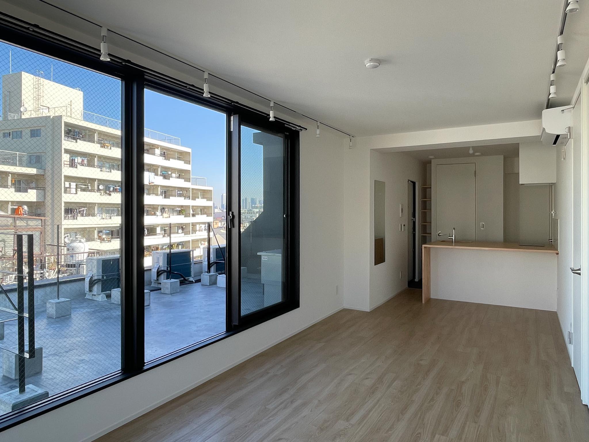 中野区新井の賃貸物件/リビングを東に向かって