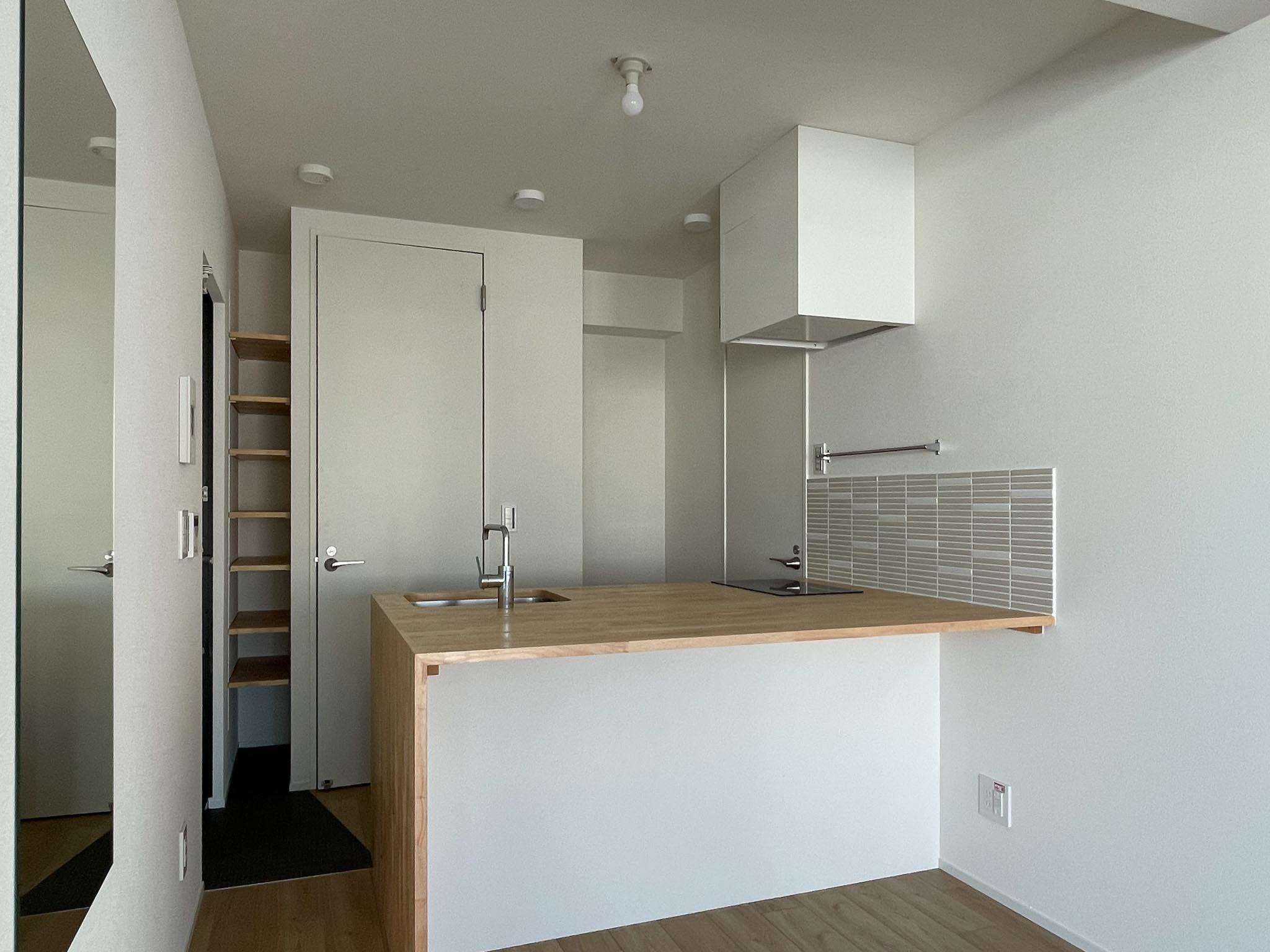 中野区新井の賃貸物件/大きなカウンターのキッチンは、イスを置いてテーブルとしても使えます