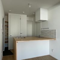 中野区新井の賃貸物件/大きなカウンターのキッチンは、イスを置いてテーブルとしても使えます