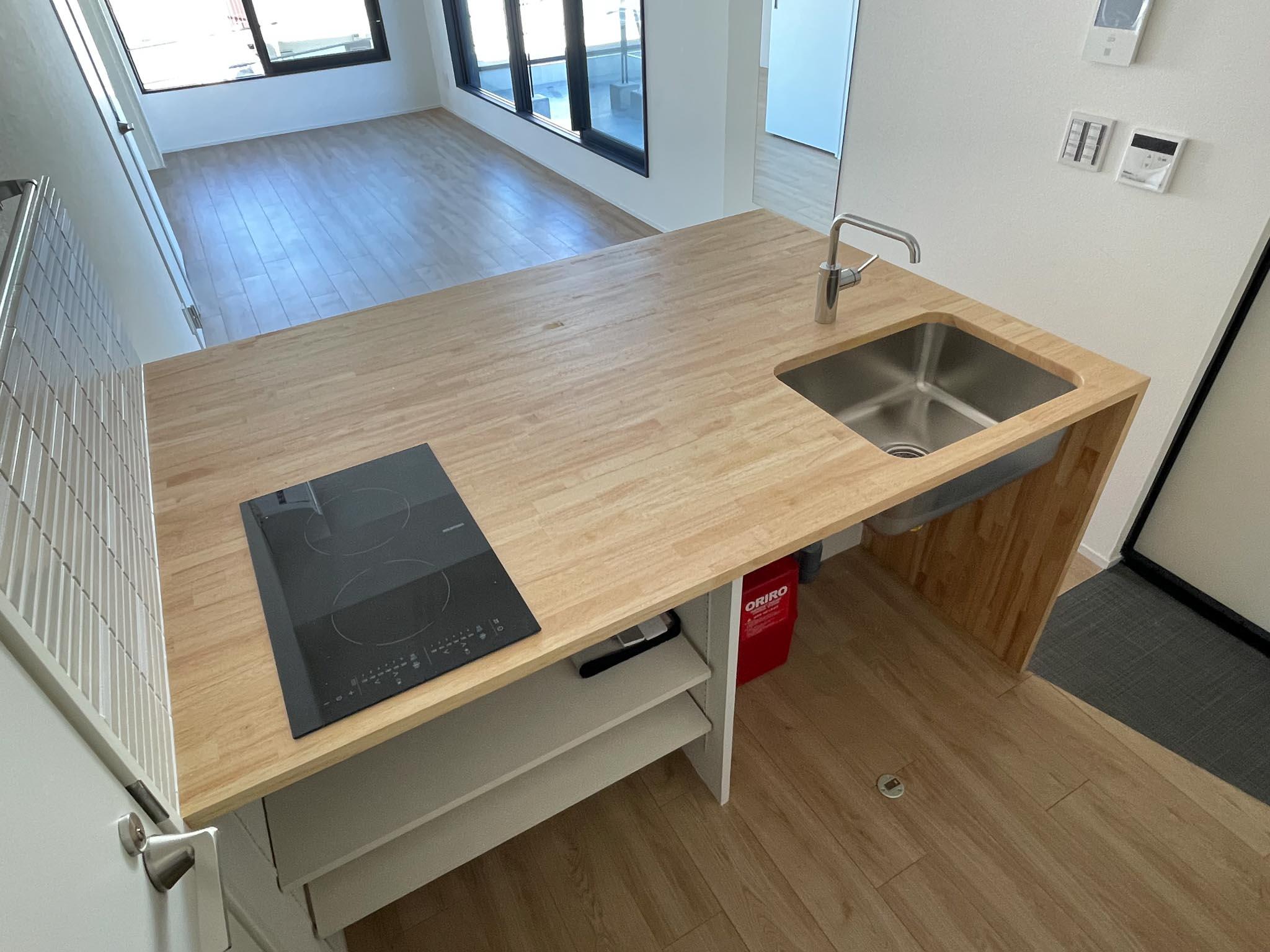 中野区新井の賃貸物件/IHのキッチン。シンクは結構小さめです