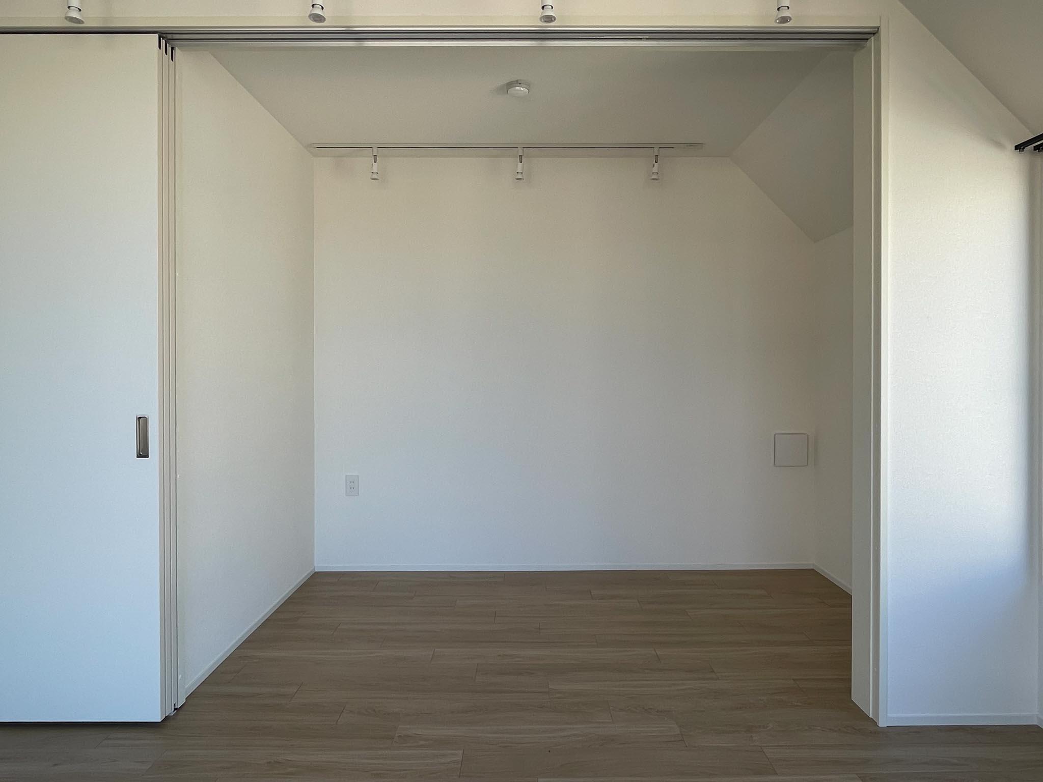 中野区新井の賃貸物件/リビング横にコンパクト（2.95畳）な洋室。敷居がなく、フラットに繋がります