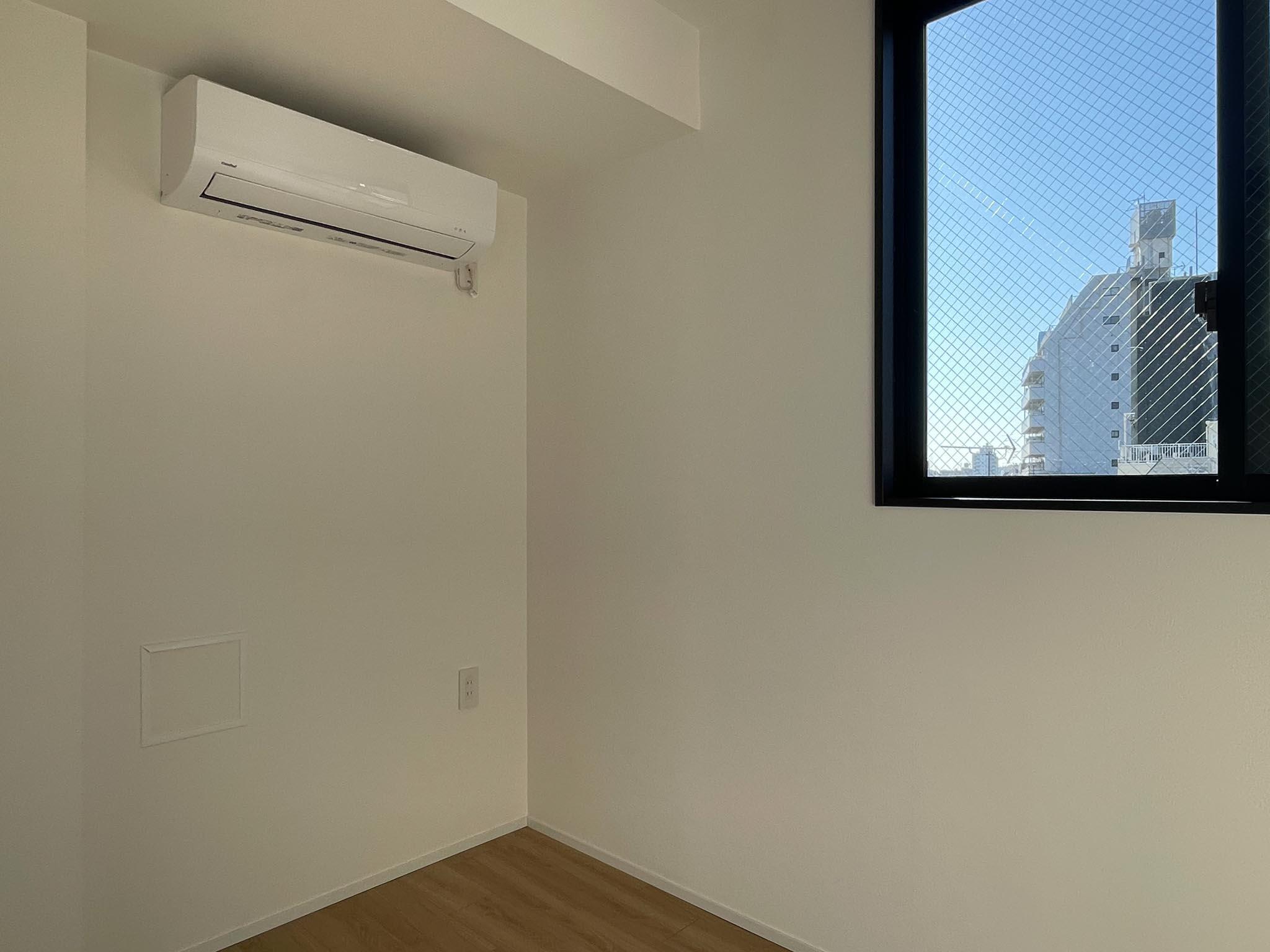 中野区新井の賃貸物件/3.43畳洋室：南に1つ窓があるこちらの部屋。エアコンもあるので、寝室にいかがでしょう