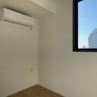 中野区新井の賃貸物件/3.43畳洋室：南に1つ窓があるこちらの部屋。エアコンもあるので、寝室にいかがでしょう