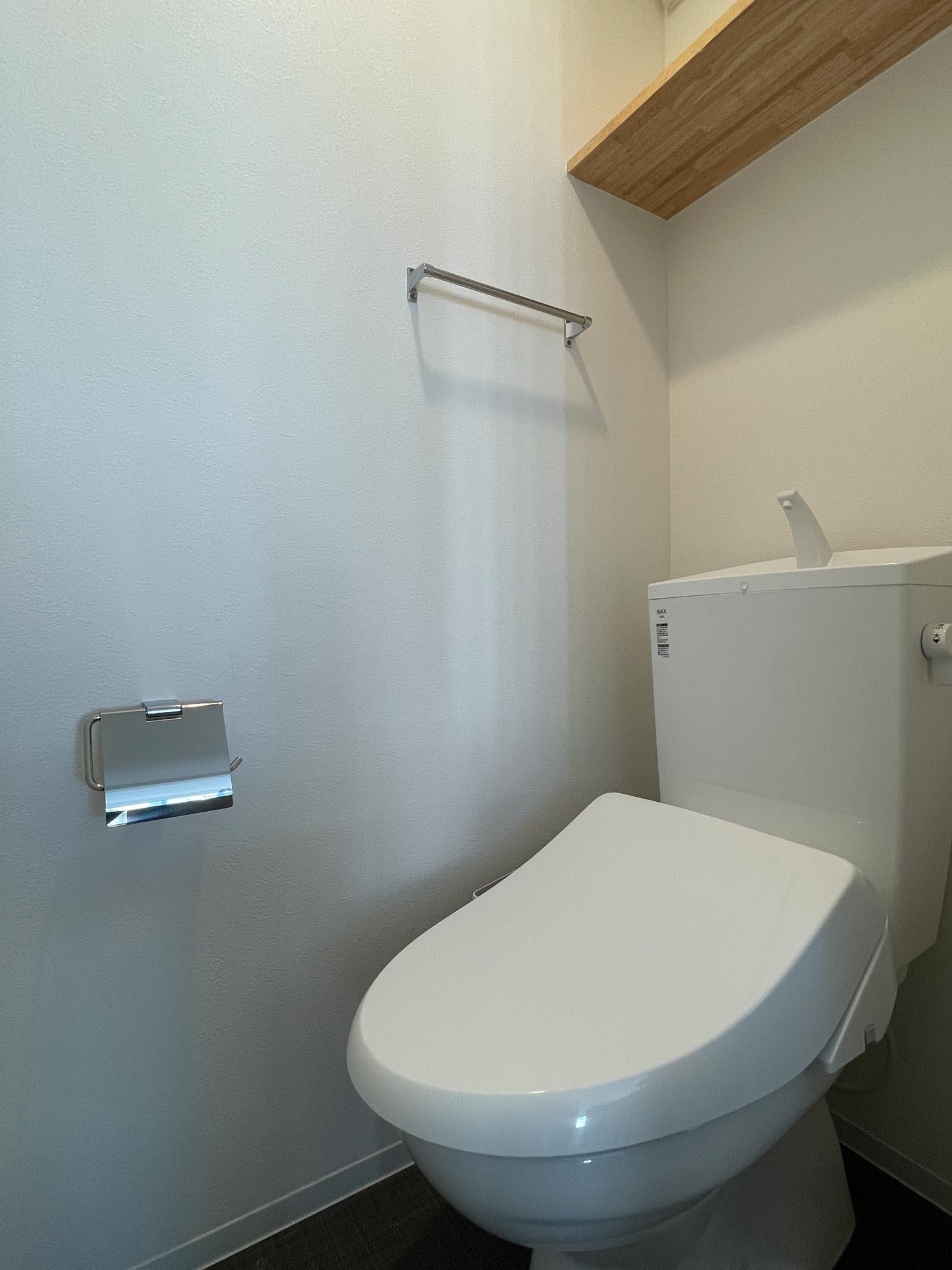 中野区新井の賃貸物件/トイレはキッチンの背面にあります