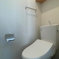 中野区新井の賃貸物件/トイレはキッチンの背面にあります