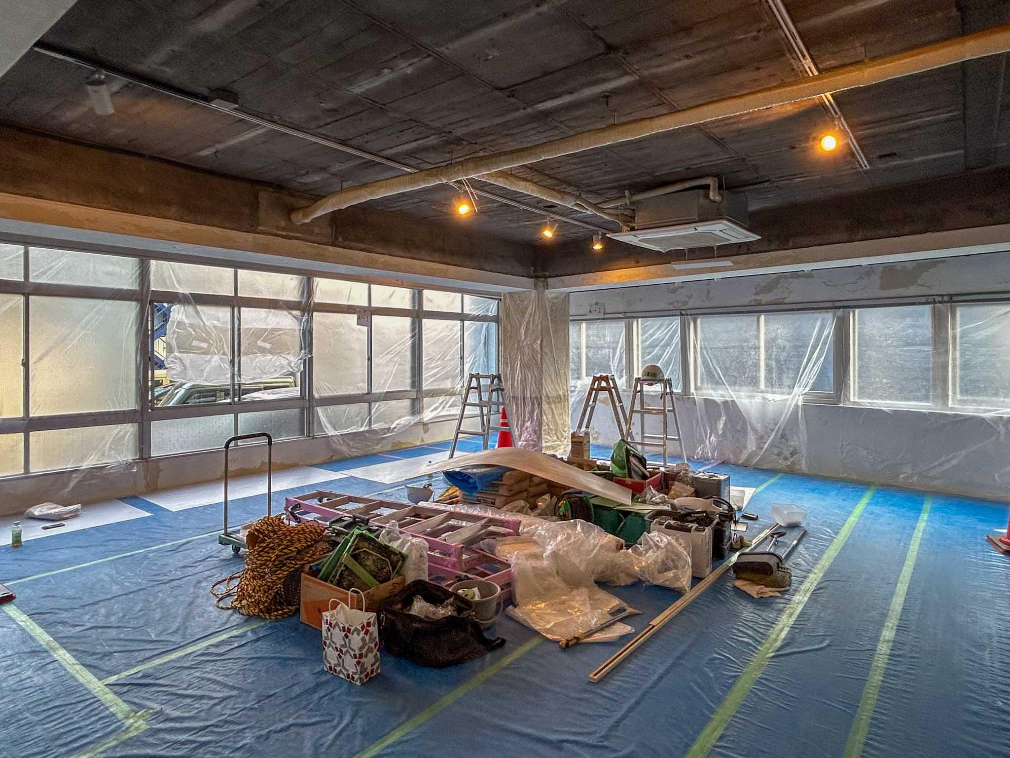 港区麻布台の賃貸物件/メインスペースA：ラフで武骨な雰囲気の内装。二面採光で明るいです