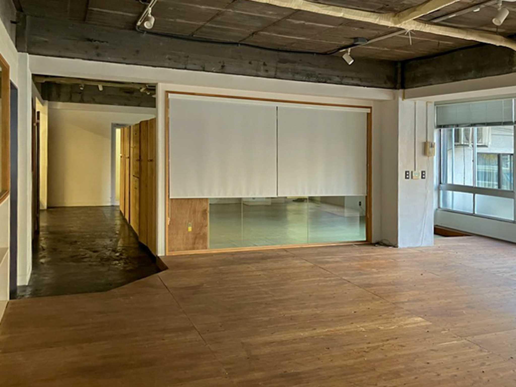 港区麻布台の賃貸物件/メインスペースA：間仕切りの窓面を通じて、部屋の奥まで陽光が届きます（前回募集時の写真）