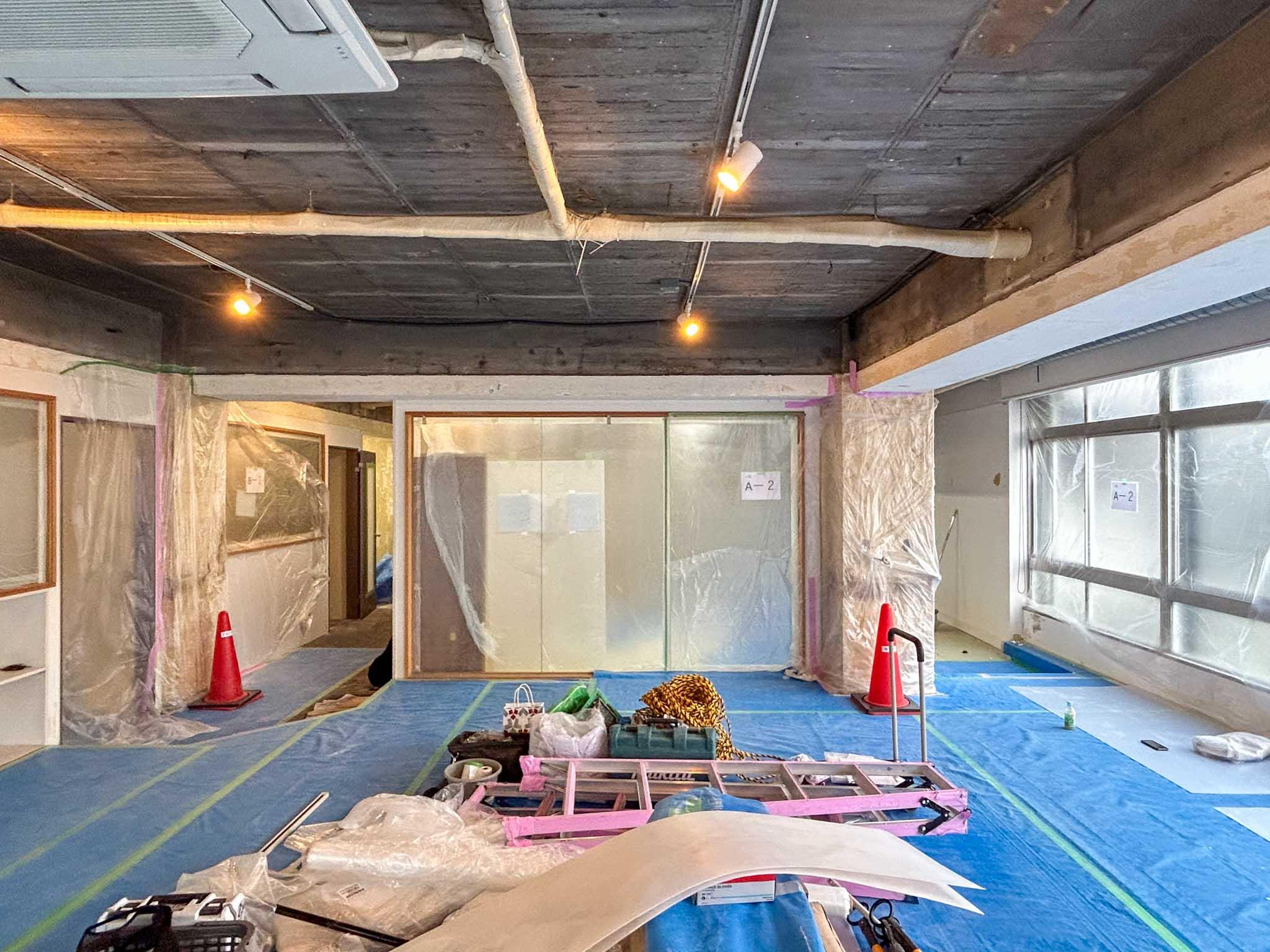 港区麻布台の賃貸物件/メインスペースA：大きな空間は視線が抜ける間仕切りで、ゆるやかに分かれている