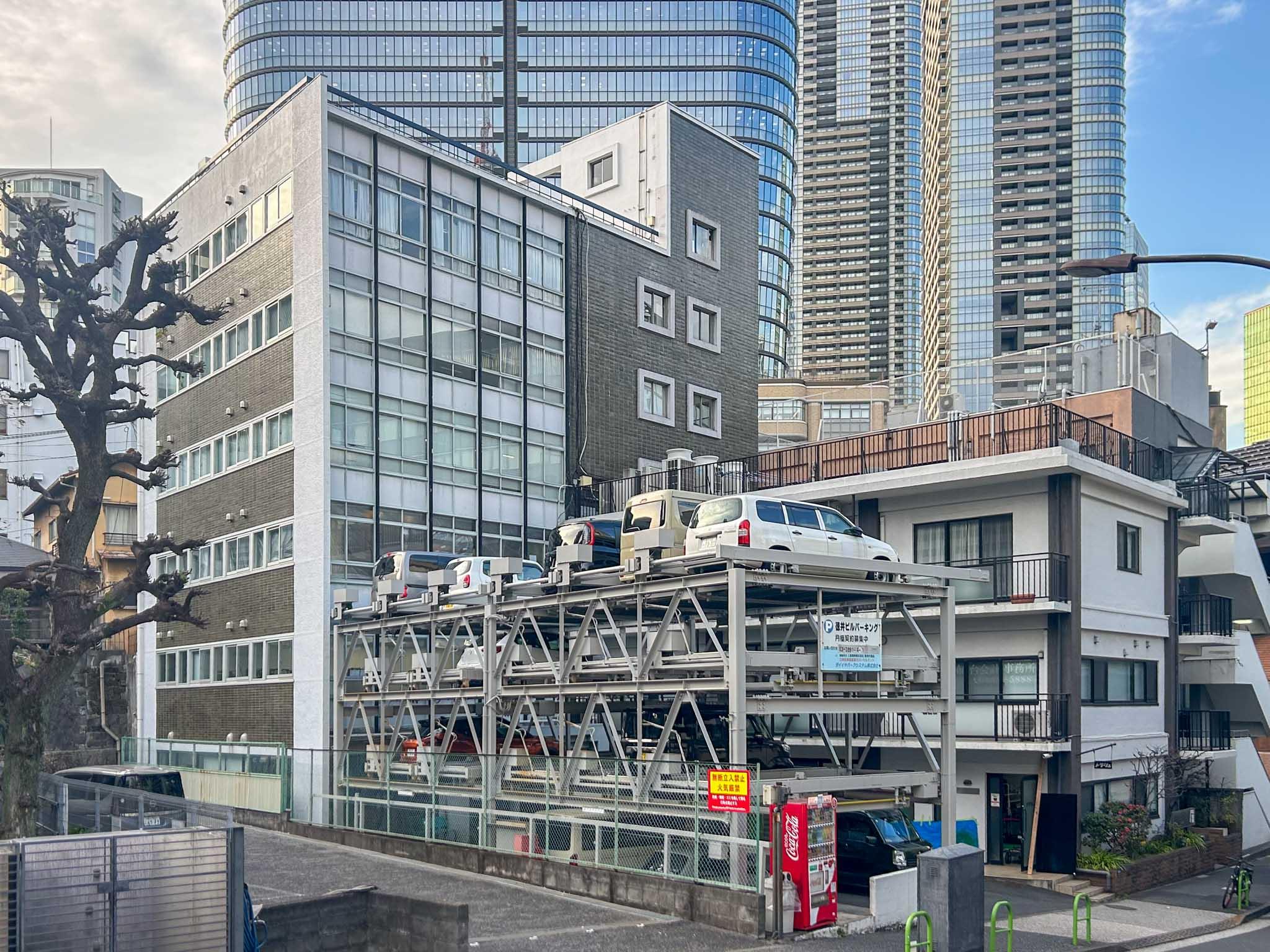 港区麻布台の賃貸物件/オリーブグリーンのタイルに身を包む渋いビル
