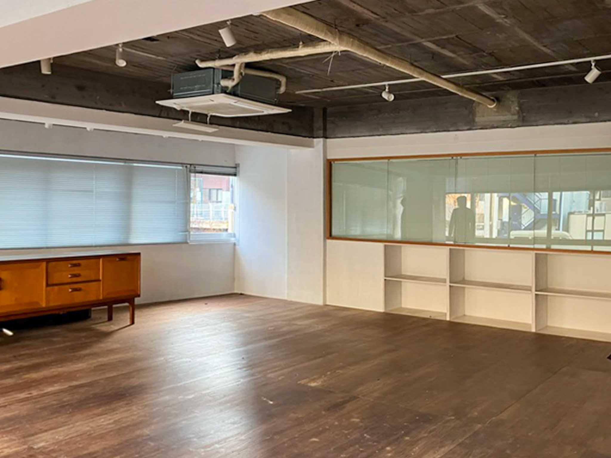 港区麻布台の賃貸物件/メインスペースA：腰窓の下は収納になっています（前回募集時の写真）