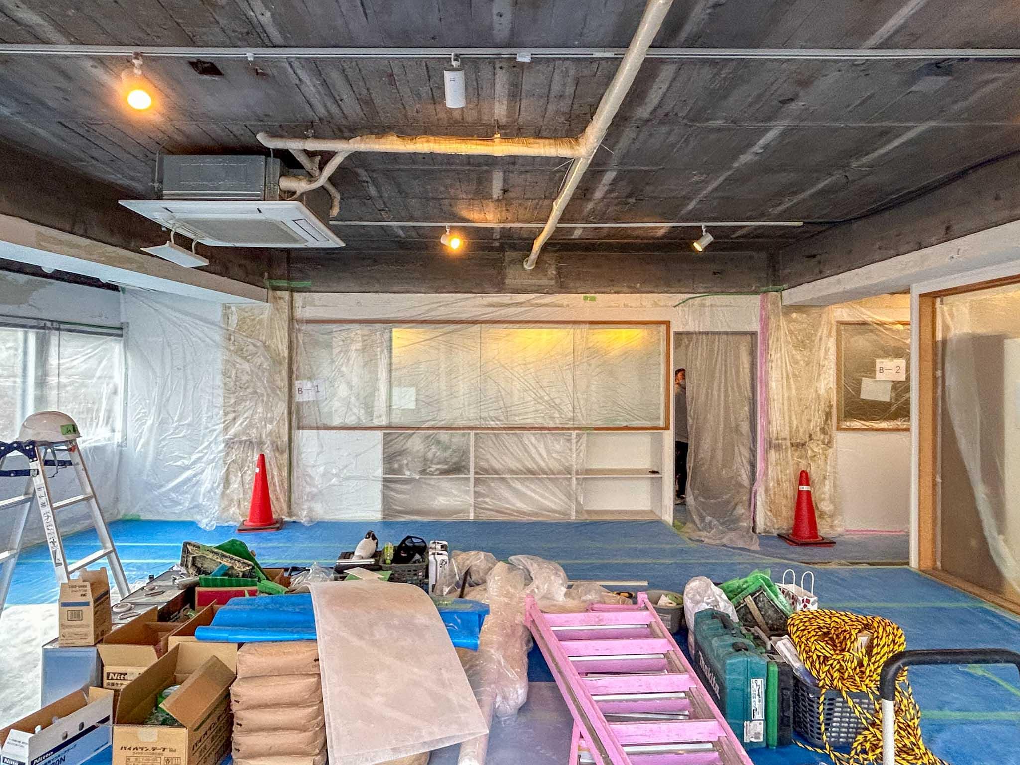 港区麻布台の賃貸物件/メインスペースA：個室Aの方をみる。間仕切りに腰窓がついています