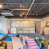 港区麻布台の賃貸物件/メインスペースA：個室Aの方をみる。間仕切りに腰窓がついています