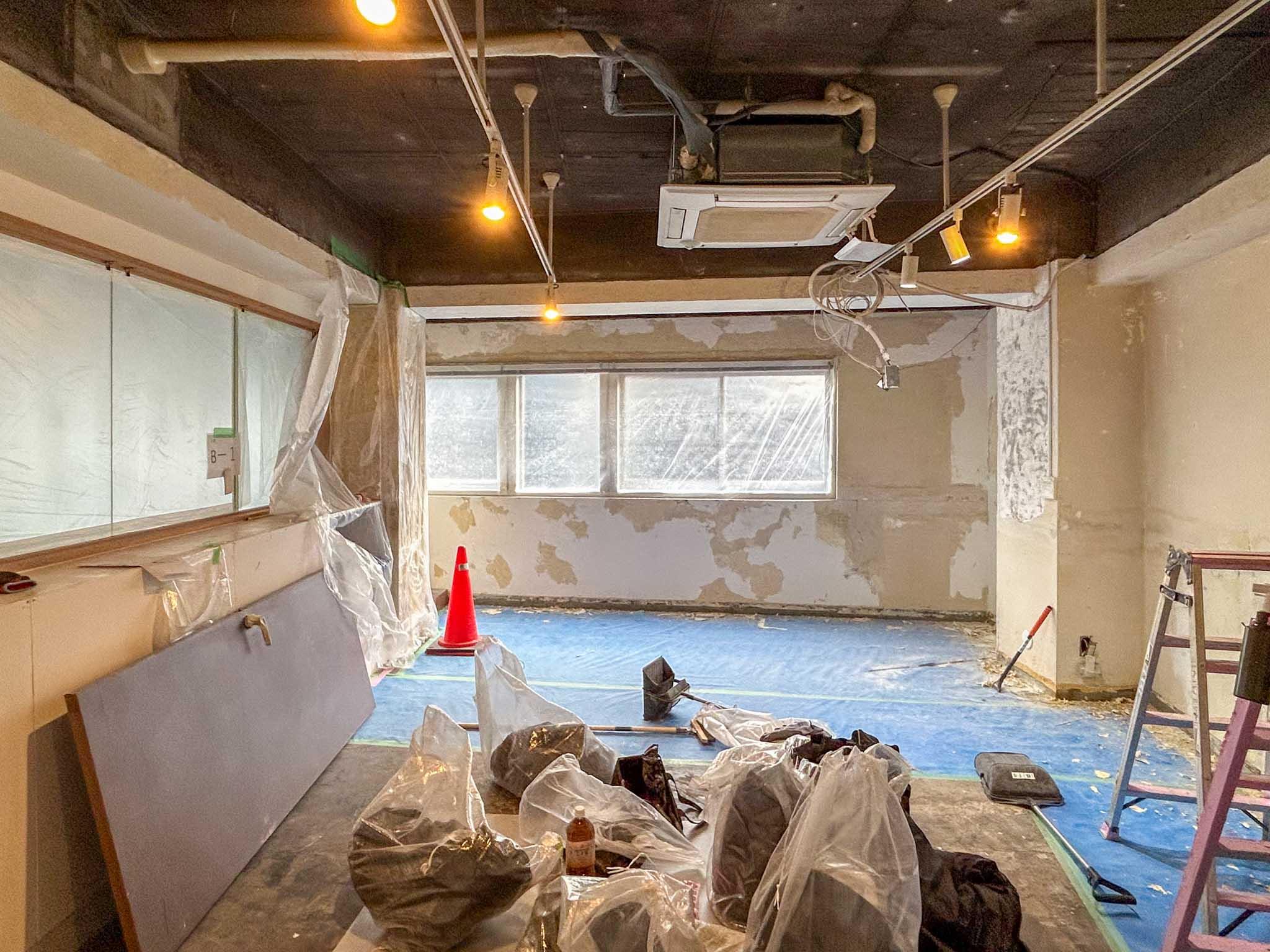 港区麻布台の賃貸物件/個室A：南側にある大きい方の個室。天井高は高いところで2.7mほど