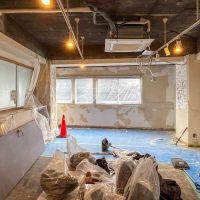 港区麻布台の賃貸物件/個室A：南側にある大きい方の個室。天井高は高いところで2.7mほど