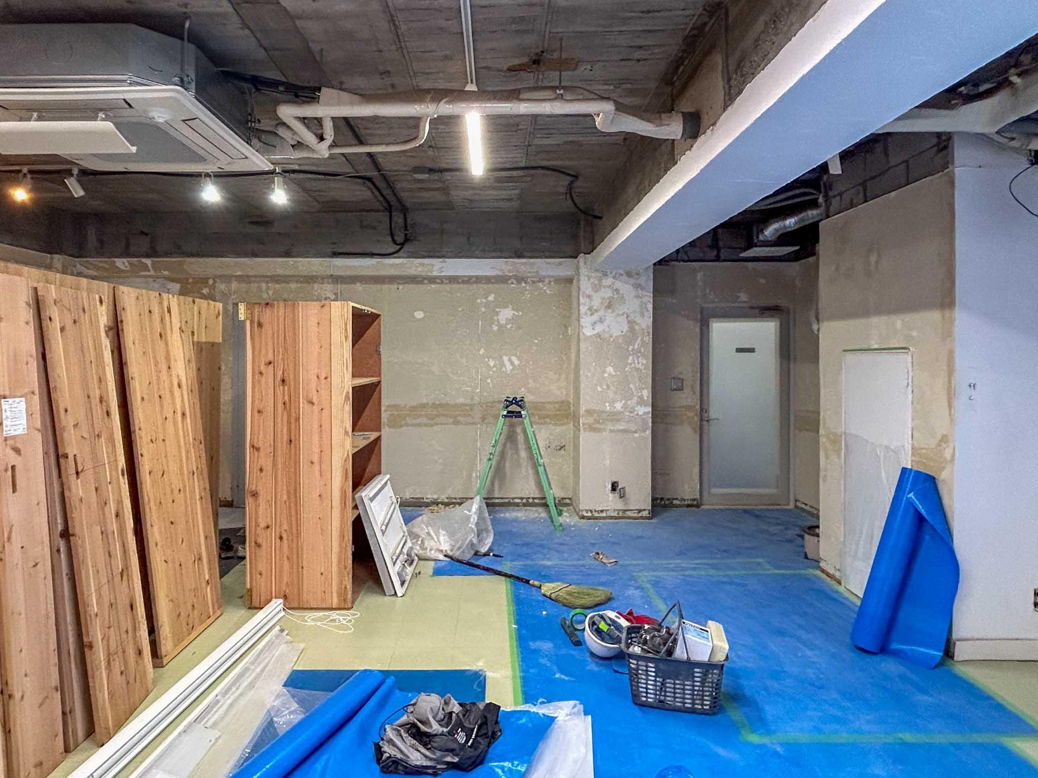 港区麻布台の賃貸物件/メインスペースB：出入口側をみる。写真左にある造作棚は、すべて撤去予定