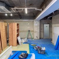 港区麻布台の賃貸物件/メインスペースB：出入口側をみる。写真左にある造作棚は、すべて撤去予定