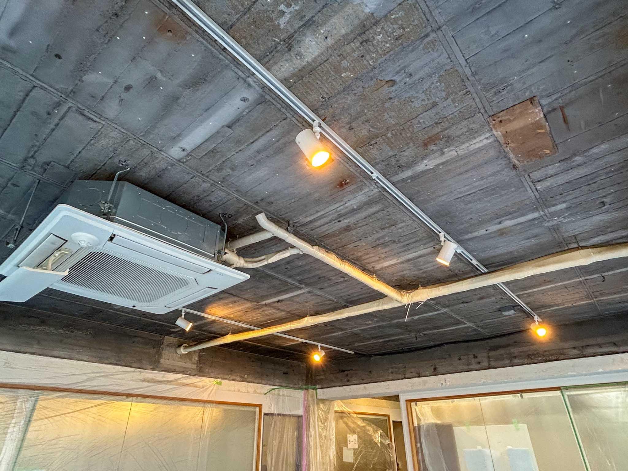 港区麻布台の賃貸物件/杉板型枠ならではのゴツゴツした質感がいい味出してます。照明や空調の設備はひと通りそろっています