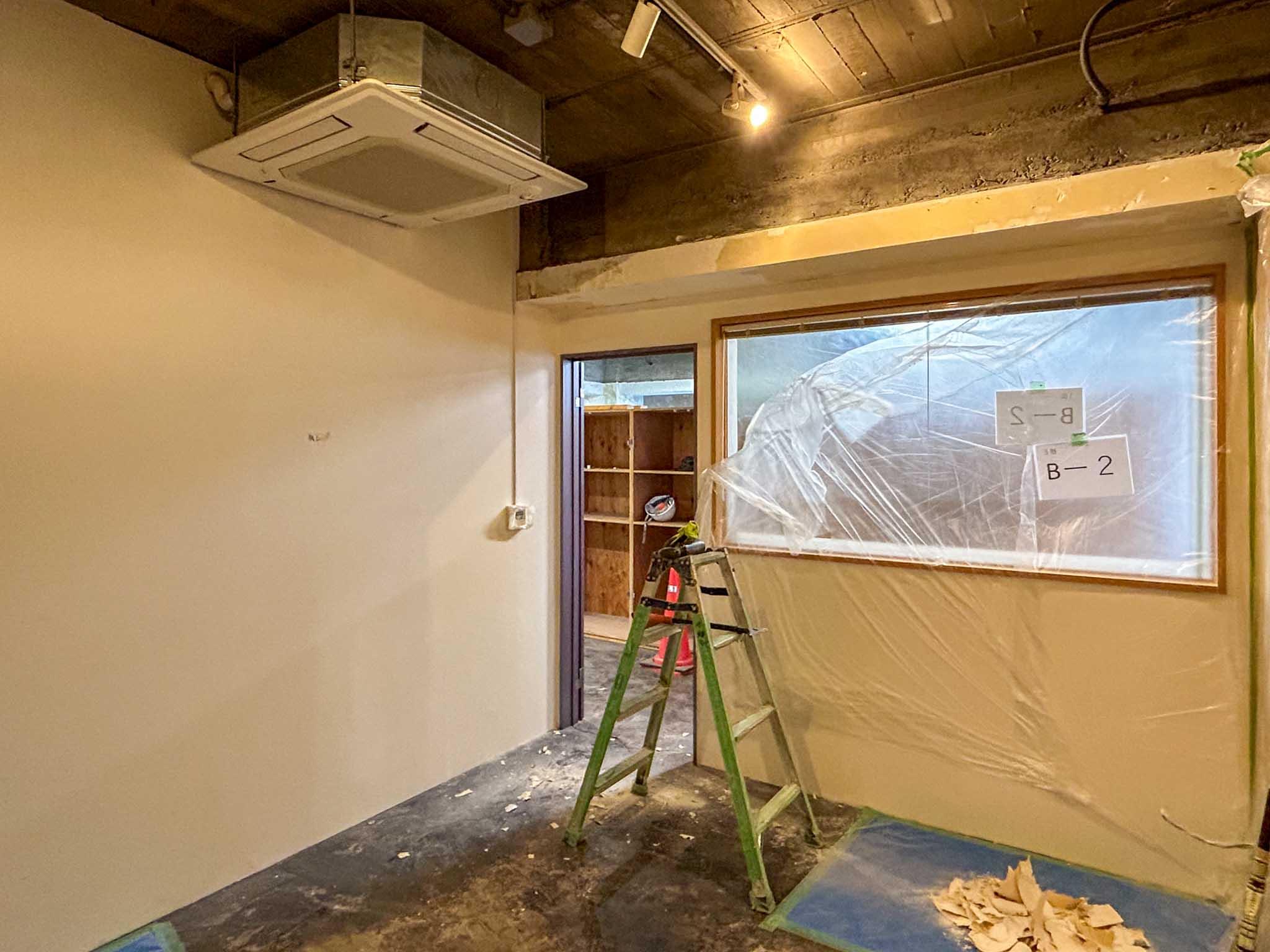 港区麻布台の賃貸物件/個室B：個室Aと同様、腰窓がついています