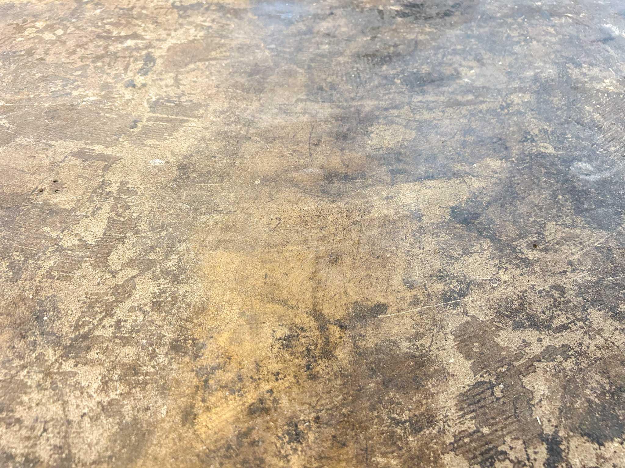 港区麻布台の賃貸物件/個室A・個室B：仕上げを剥がした、コンクリートむき出しの床