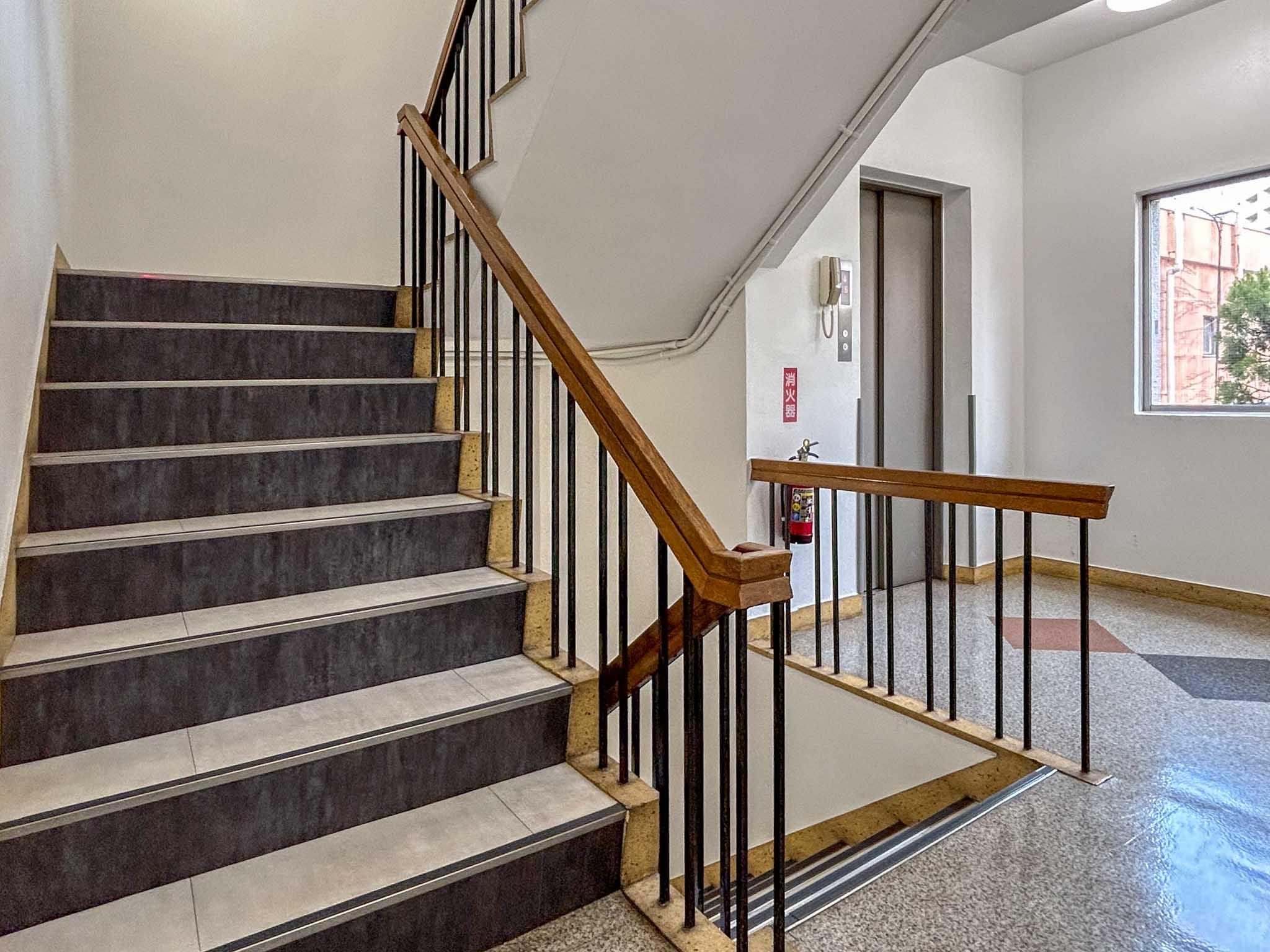 港区麻布台の賃貸物件/共用階段